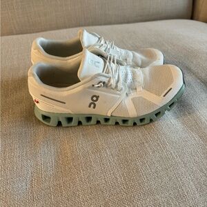 Size 9 icloud shoes. New condition with a few marks, will clean before shipping!